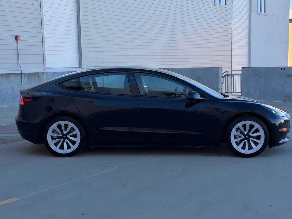 Tesla Model 3      2023