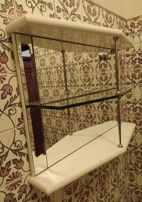 Móvel de casa de banho com prateleiras e espelho