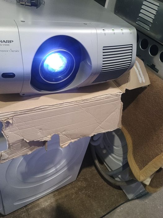 Проектор шарп sharp в комплекті з екраном. Відмінний стан. Ціна  компл