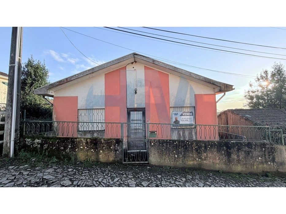 Moradia Térrea T3 para Remodelar com Terreno de 3.000 m² - Fânzeres