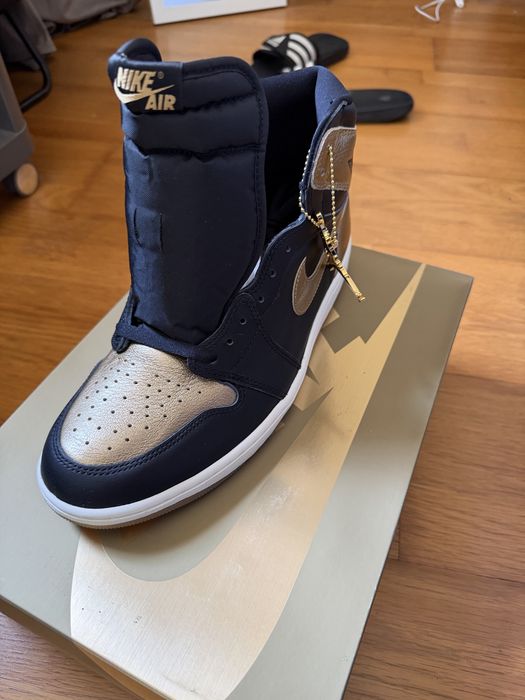 Air Jordan 1 High OG Ouro Metalico.