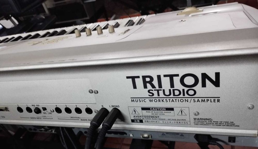 Sintetizador Korg Triton Studio com extras