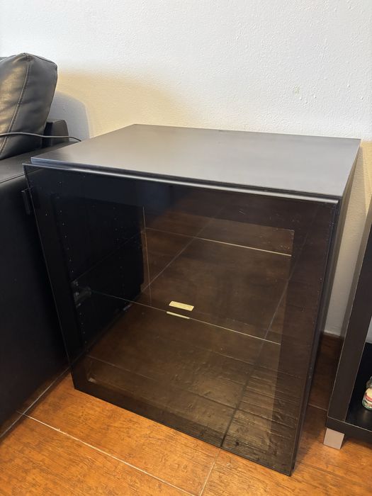 Móvel com porta de vidro