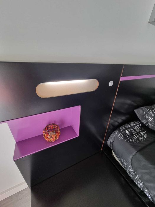 Mobília de quarto composta por cama de casal, mesas de cabeceira, ...