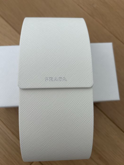 Etui na okulary i pudelko Prada