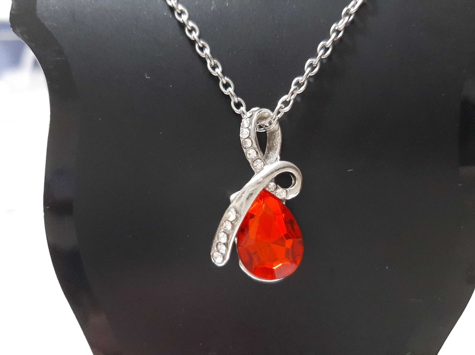 Fio com Pendente de Cristal Vermelho