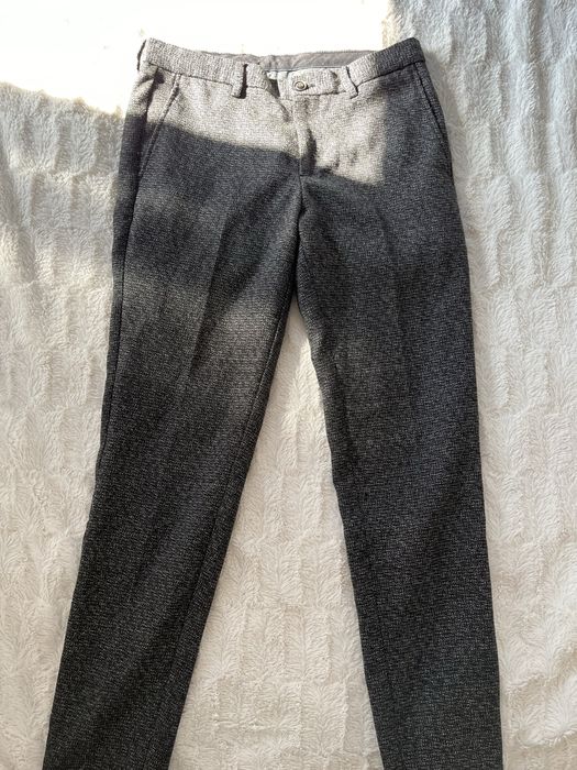 szare spodnie z kantem z materiału jeans