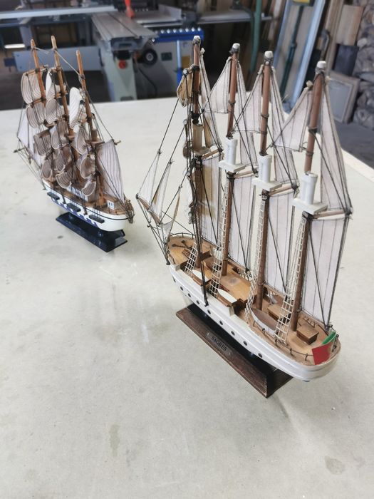 2 barcos em miniatura