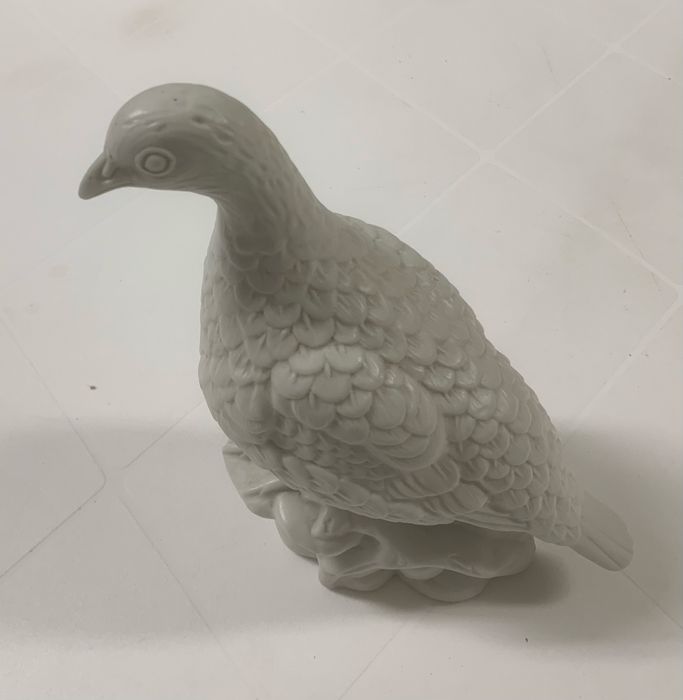 Pombo branco em cerâmica