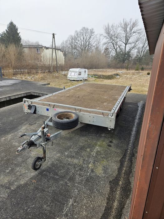 Przyczepa ciężarowa – laweta, dwuosiowa.