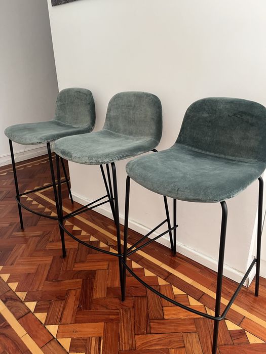 Cadeiras altas de bar em veludo