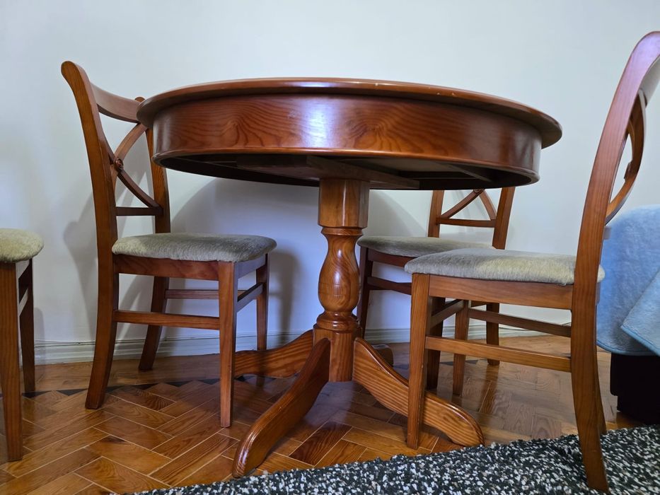 Mesa + quatro cadeiras: 
Diâmetro 107cm,