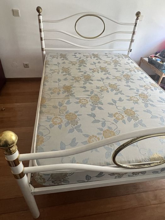 Cama de Casal em Ferro e Latão + Colchão Ortopédico Incluído!