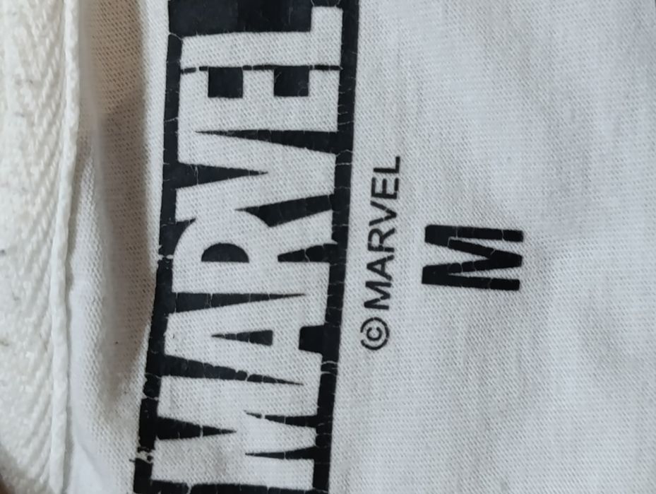 Koszulka Marvel rozm M-L wymiary na fotkach.