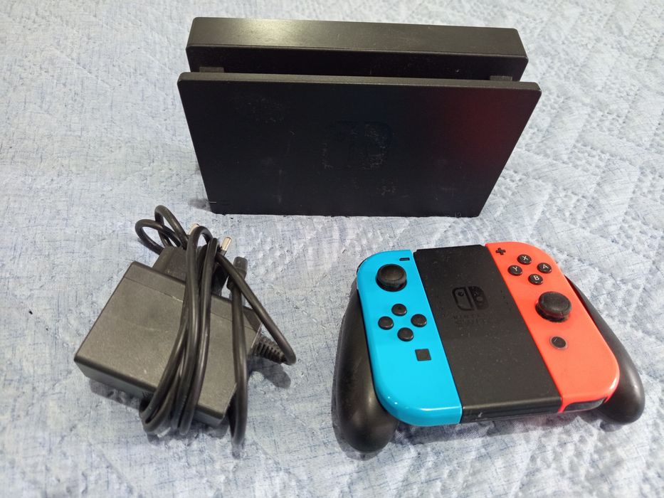 Nintendo usada azul e vermelho