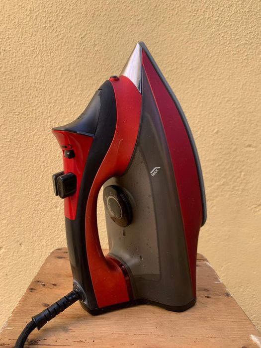 Ferro de engomar a funcionar