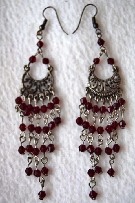 Brincos em metal e pedra escarlate