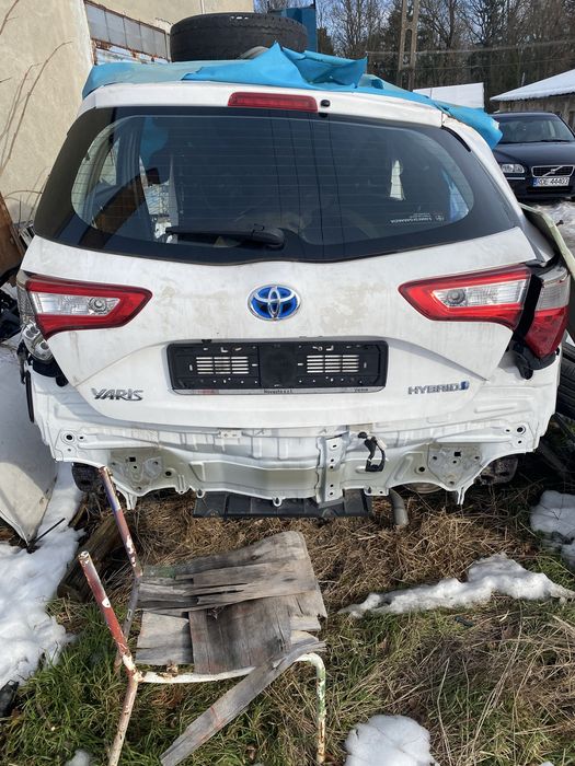 Toyota yaris III LIFT lampa w klape lewa