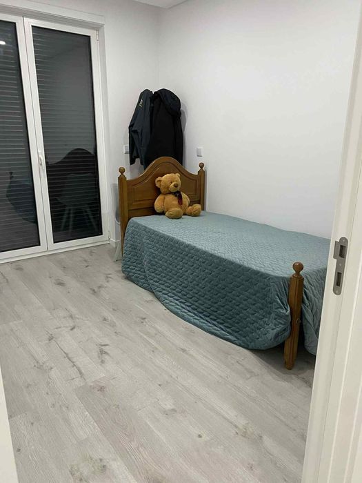 Cama c/colchão + mesa de cabeceira