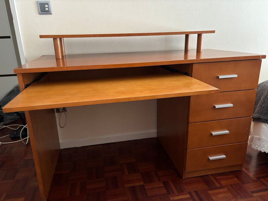 Secretaria em cerejeiro