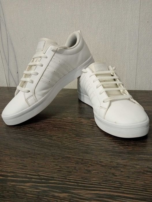 Кросівки білі Adidas, р.43.5