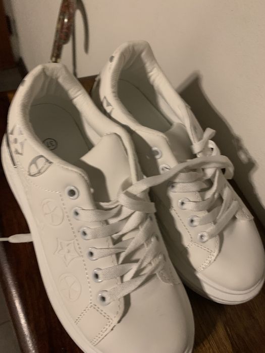 Śluczne buty biale ze srebrnym dodatkiem