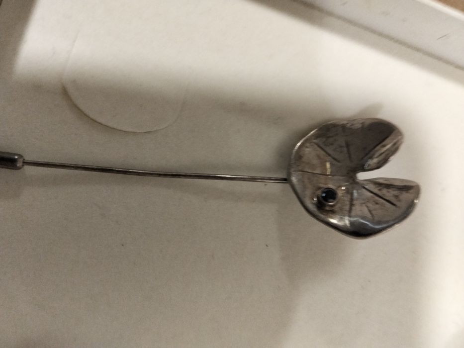 Conjunto brincos e alfinete