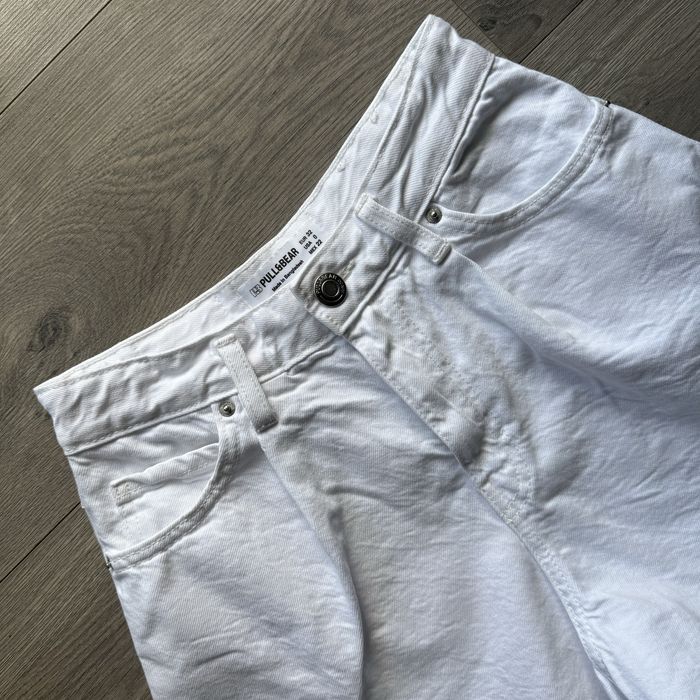 Białe spodenki szorty z zakładkami Pull&Bear