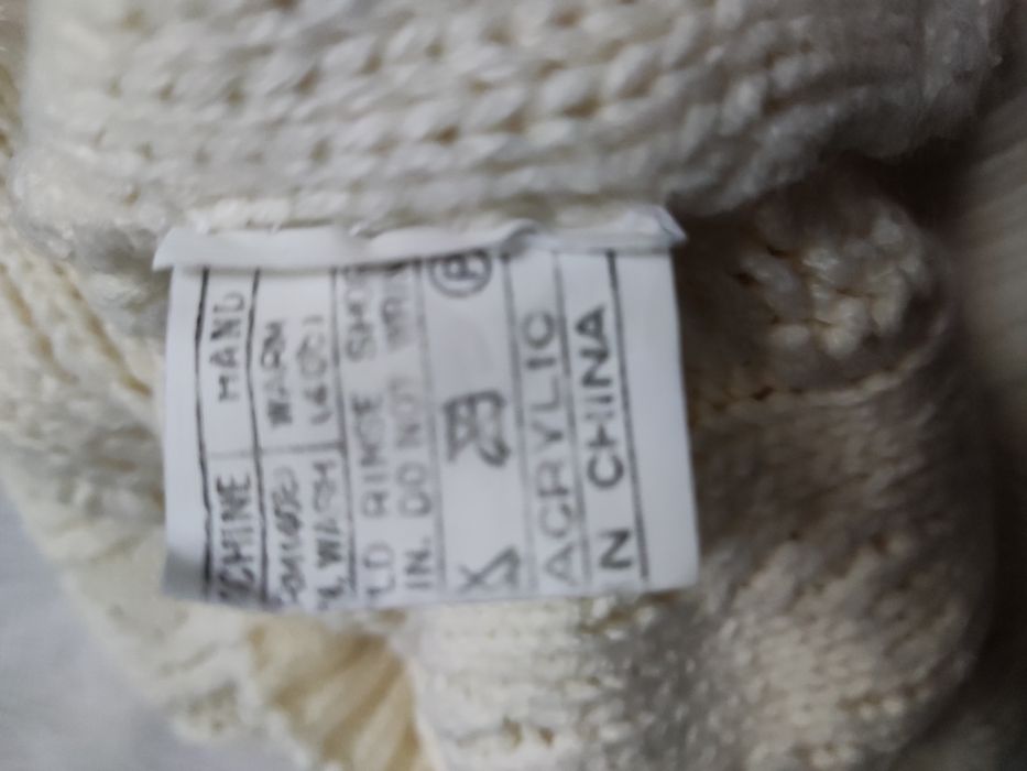 Sweter z grubym wzorem warkocz