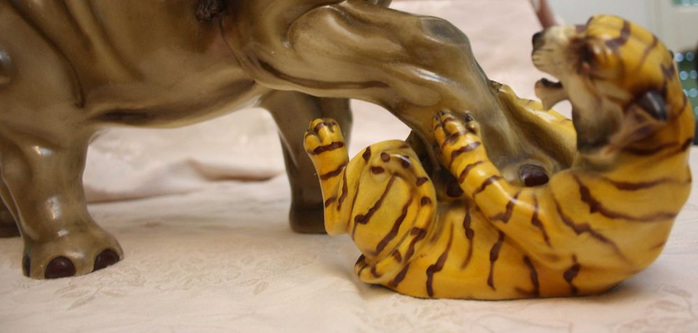 Grande elefante com tigres - Excecional Faiança de Coimbra