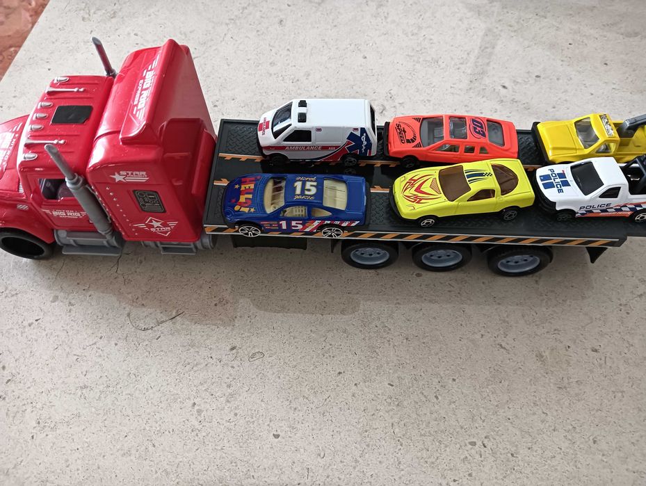 Brinquedo camião de transporte de carros e vários carrinhos associados