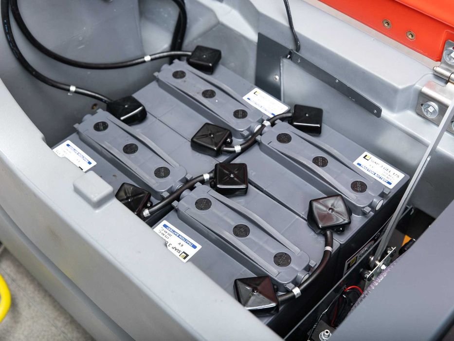 Szorowarka Hako Hakomatic B90 NOWE BATERIE 1637h 3700m²/h 13000 netto