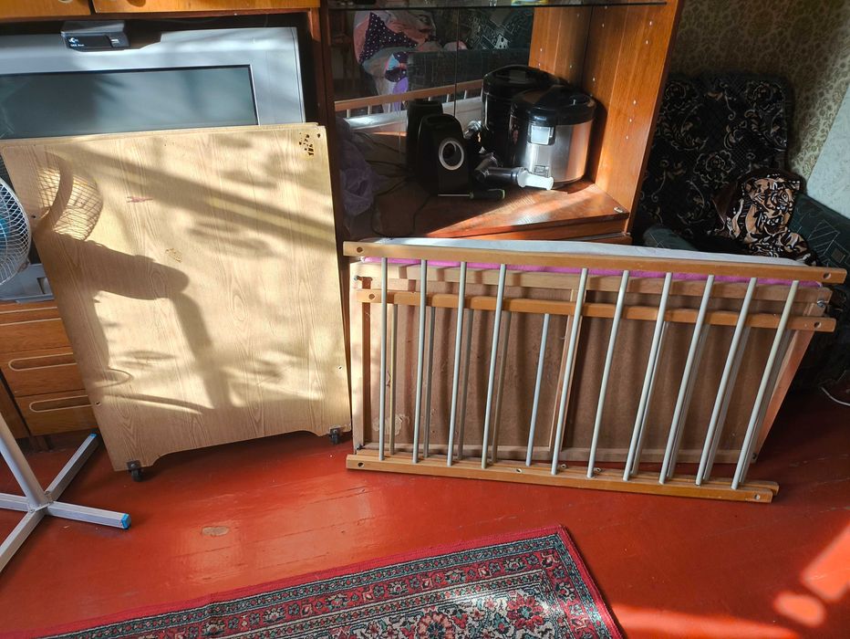 Дитяче ліжко, в нормальному стані.