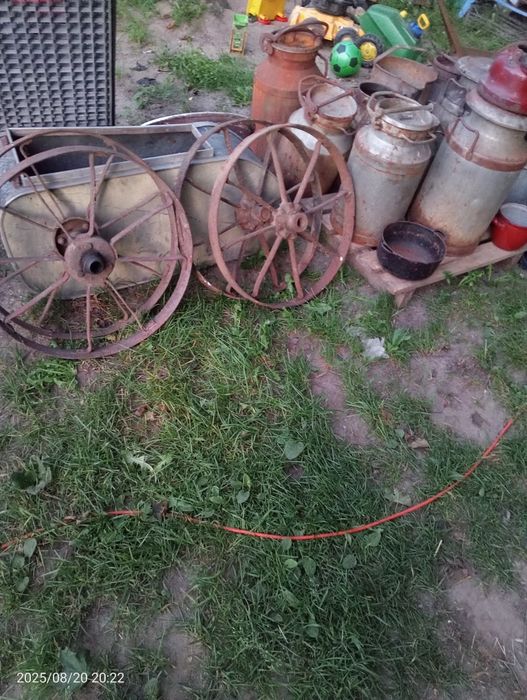 Stare zabytkowe okna żeliwne koła garnki