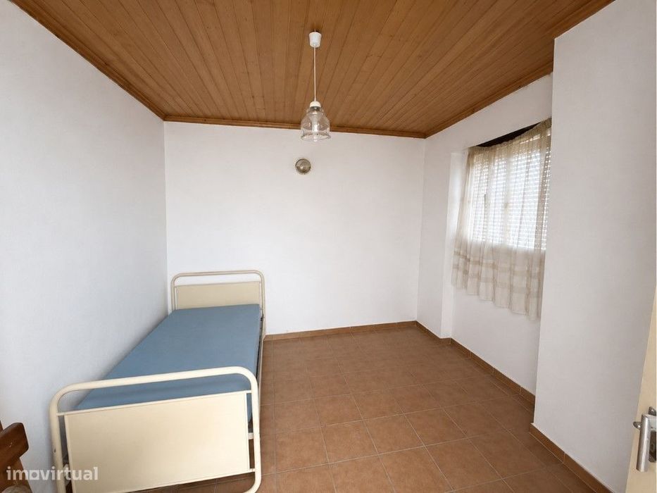 Conjunto de 3 Prédios para Recuperar em Manique do Intendente, Azam...