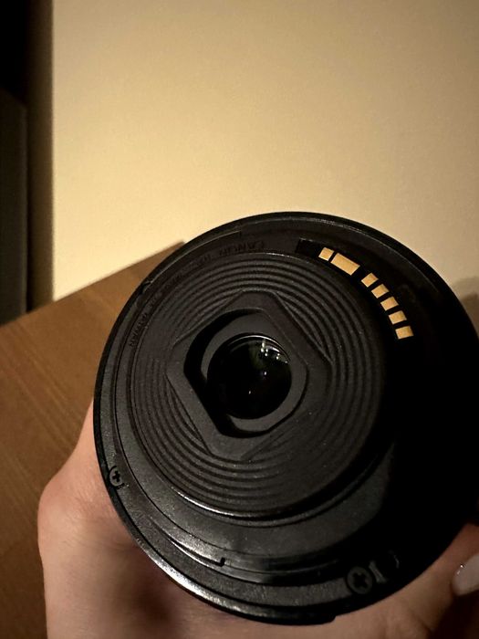 Lustrzanka, aparat Canon EOS 1300D, obiektyw EFS 18-55 mm 4-5,6 + acc