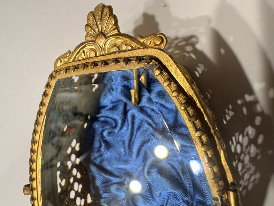 Antigo relicário / vitrine para relógio de bolso francês dourado