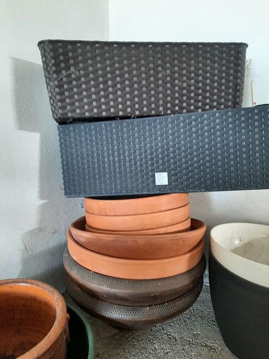 Vasos variados de plástico e barro