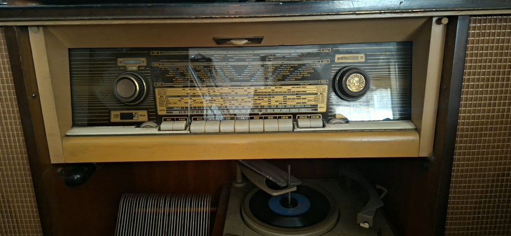 Móvel  com Rádio e Giradiscos Schaublorenz , em bom estado de conservação