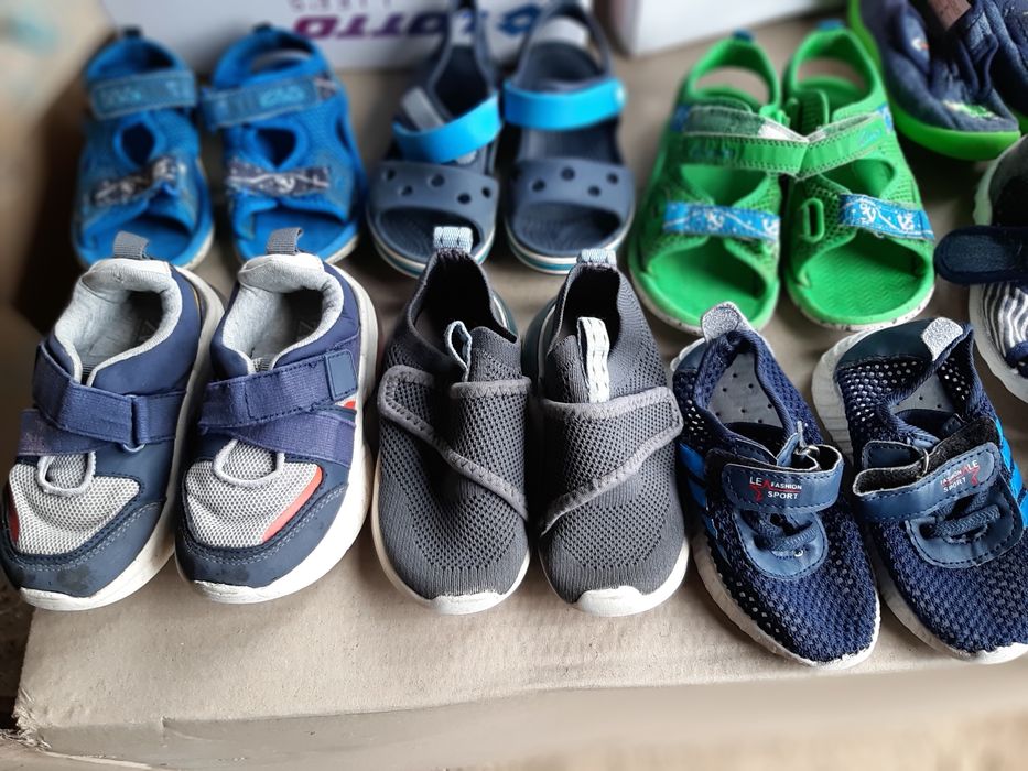 Взуття босоніжки кросівки тапочки