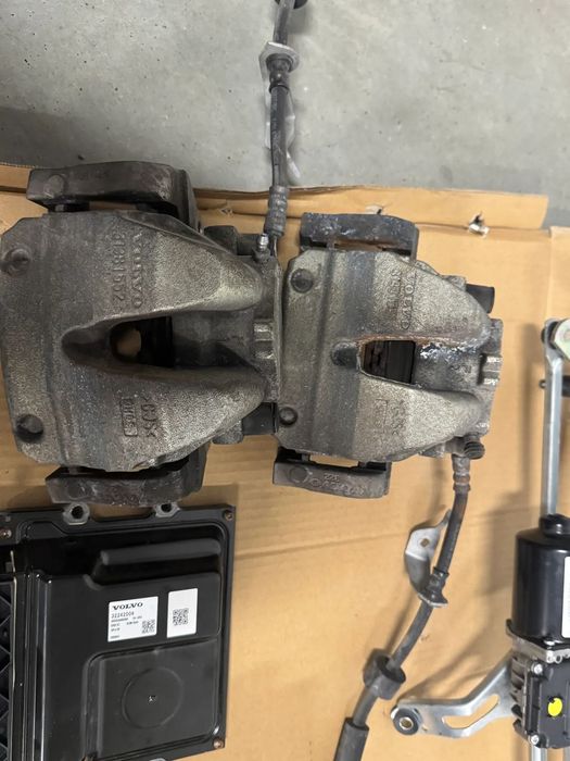 Volvo XC60 II PRZEDNI ZACISK HAMULCOWY prawy lewy  przód 31381552  31381551