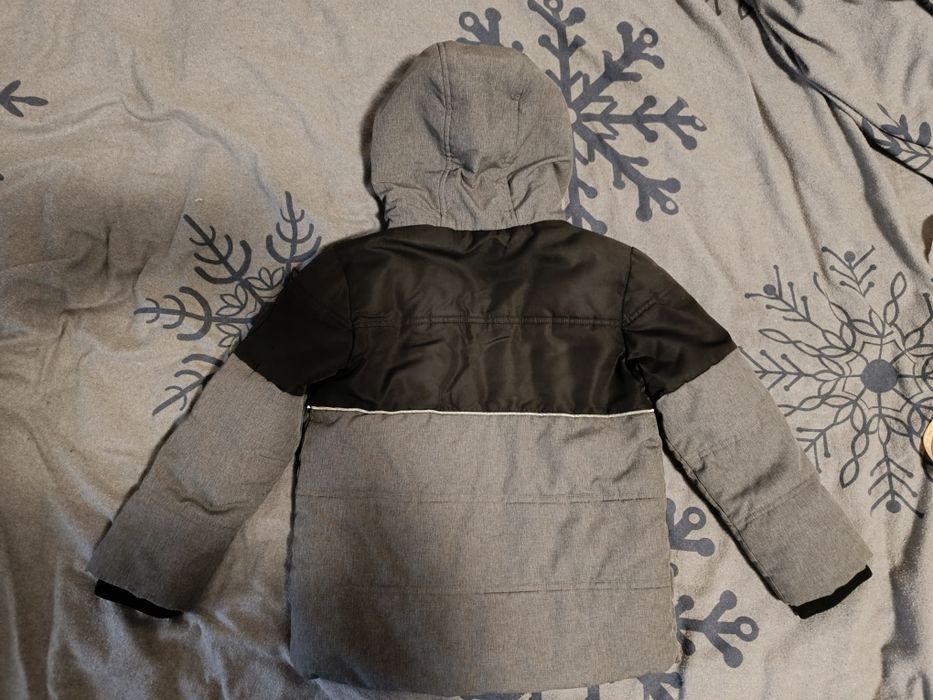 Теплая куртка на  5-7 лет FsF, шапки в  подарок