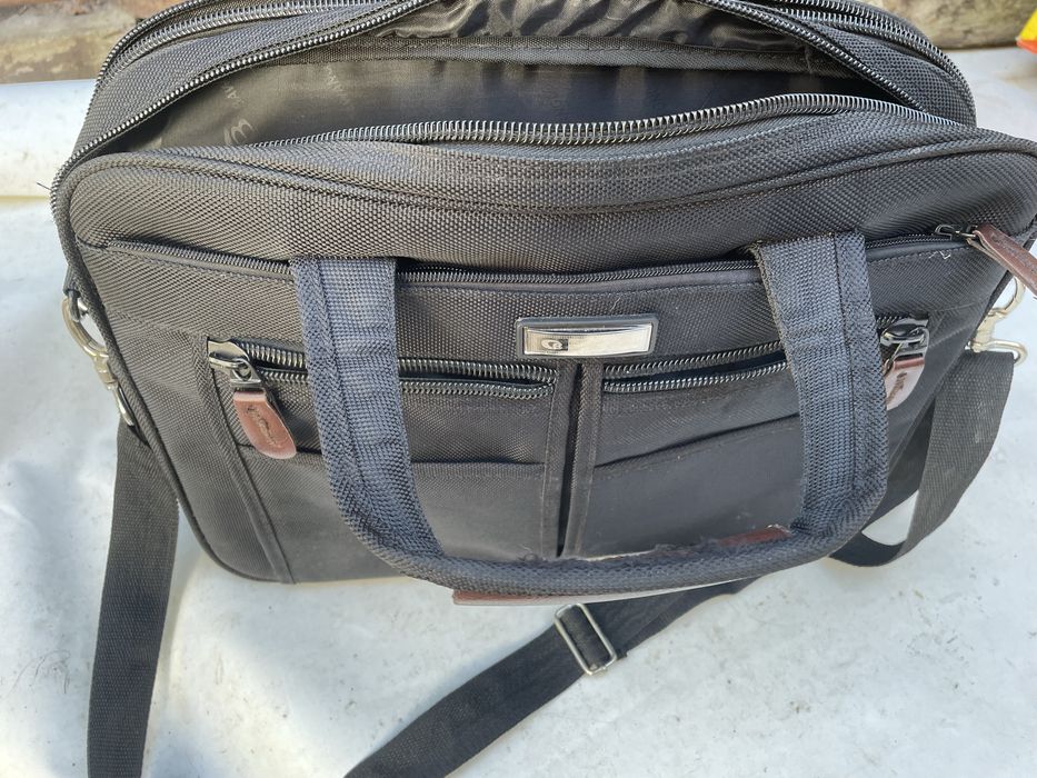 Vendo mala de tiracolo de portátil Over lords Dragon leathter