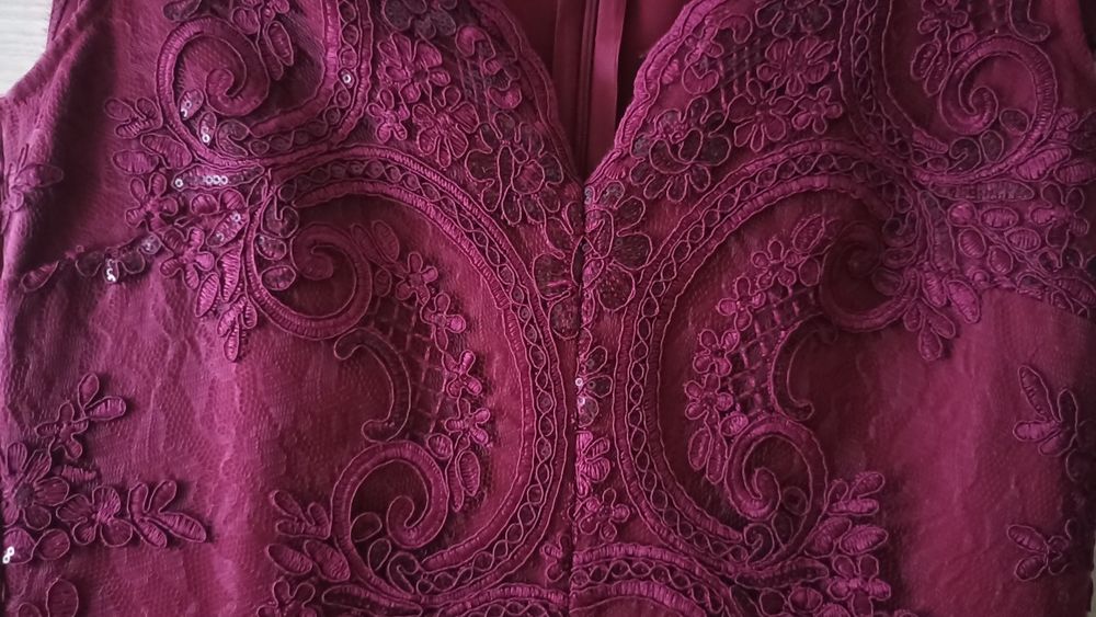 Krótka sukienka bordowa na studniówkę wesele