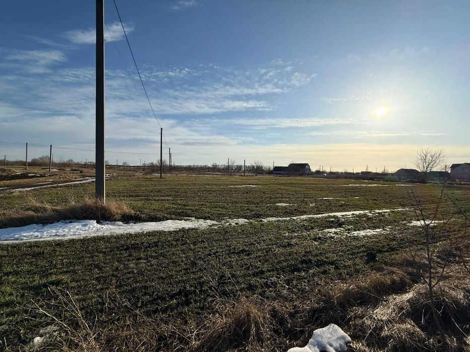 Продам ділянку в смт Літин .Рівна під житлову забудовуПоруч світло газ