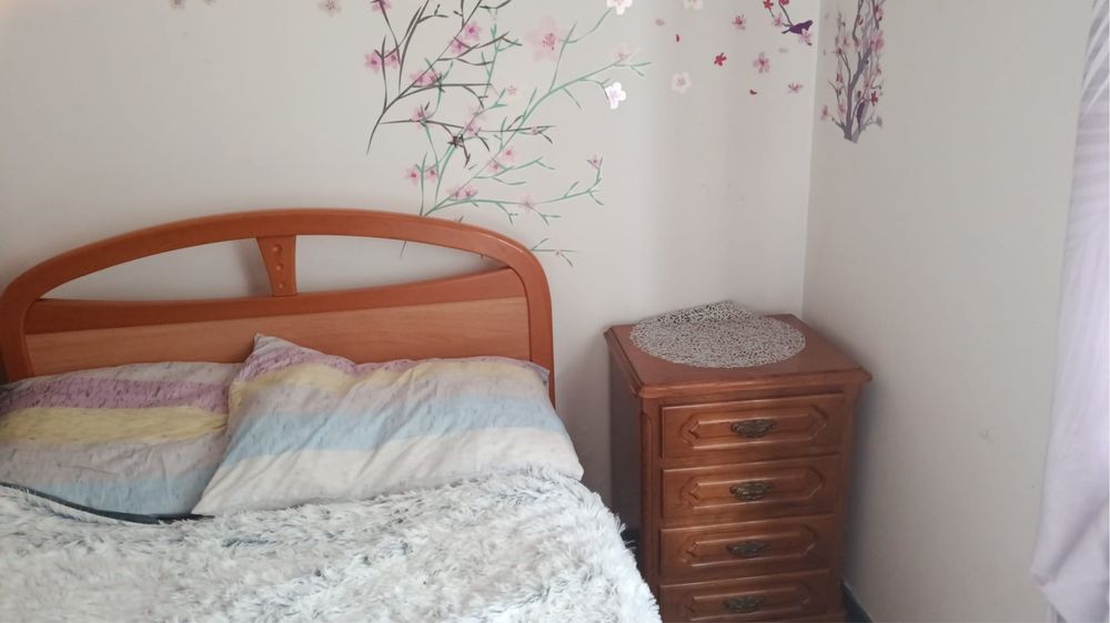 Cama + Colchão/Estrado + Mesa de Cabeceira