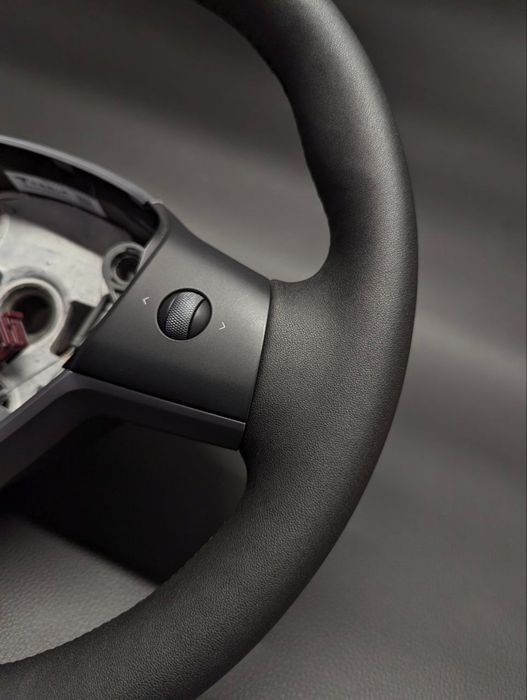 Перетягнуте кермо Tesla