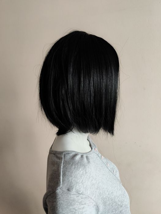 Nowa czarna realistyczna peruka wig bob kare z grzywką