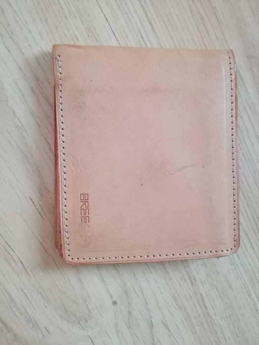 Skórzany portfel marki Bree, kremowy, vintage.