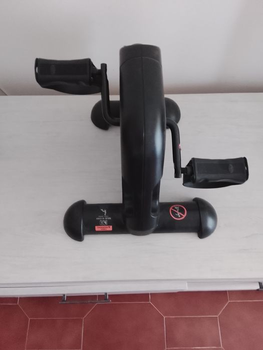 Pedaleira para exercitar músculos das pernas